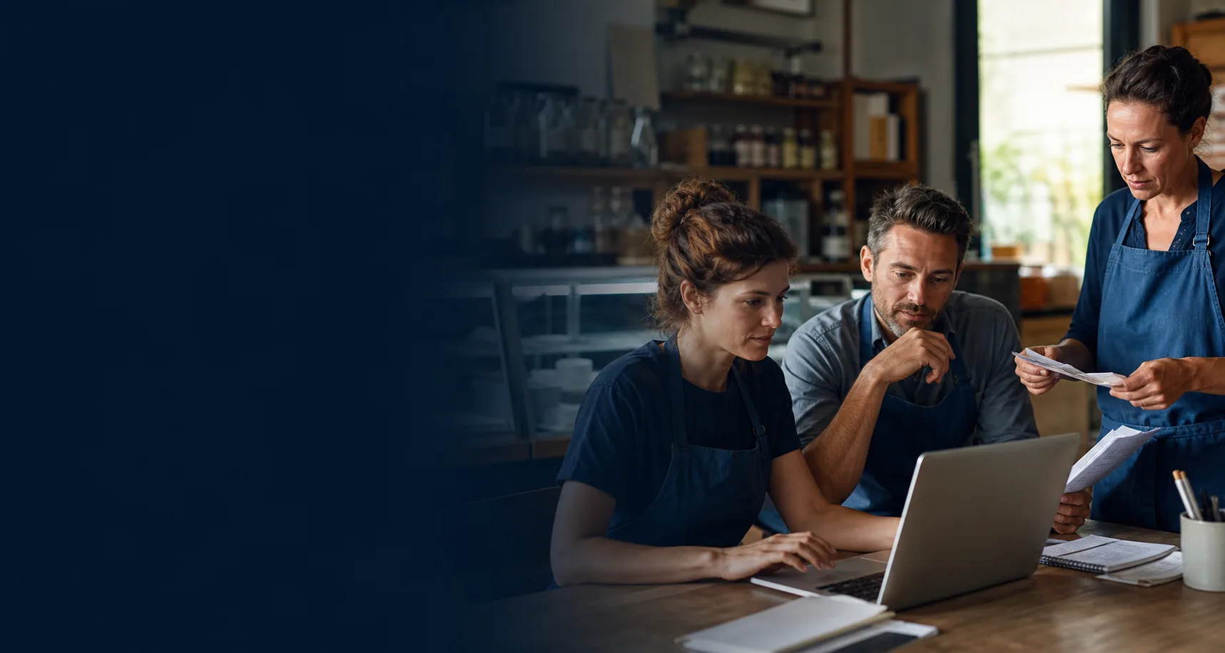 Illustration d’un échange autour d’un ordinateur pour préparer un projet numérique